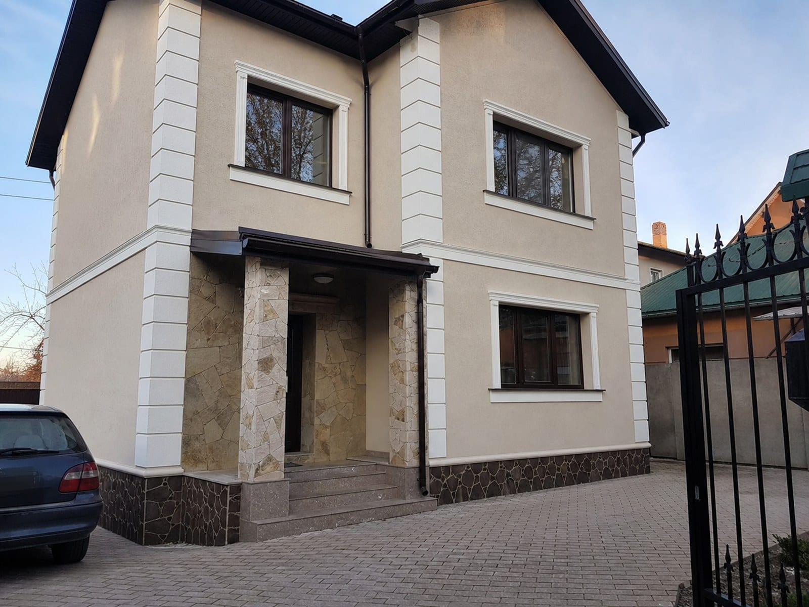 Загородный дом на Телецентре с каменными вставками, рустами и комплексной фасадной отделкой